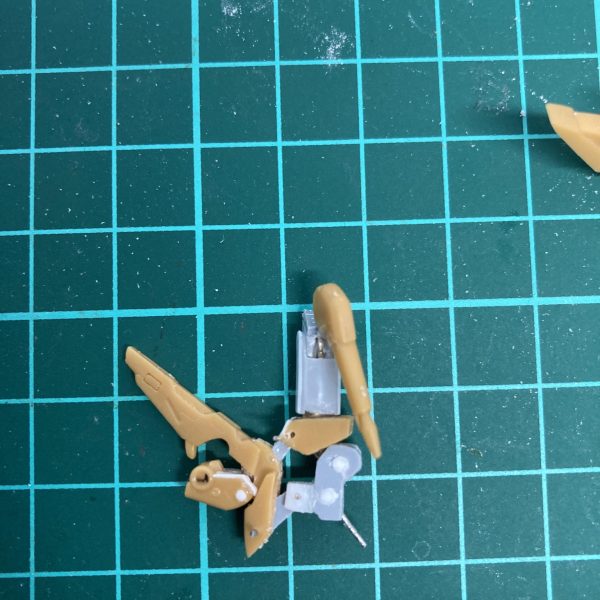 下半身の関節周りをリニューアルしました。膝は最近のアーティファクト風な可動にしてみました。バックパックを外せば膝立ち出来ます。（3枚目）