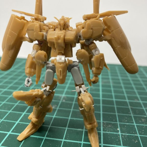 下半身の関節周りをリニューアルしました。膝は最近のアーティファクト風な可動にしてみました。バックパックを外せば膝立ち出来ます。（2枚目）