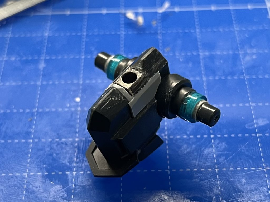 元のGNフラッグはアクションベース取り付け用の穴が背中にあるので、股関節をなんか色々やって股関節に取り付けられるように改造しています。ちなみに塗装の関係で分解もできるようにしています。