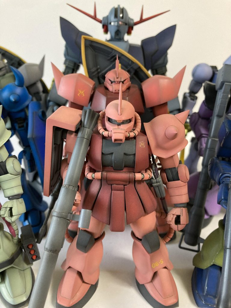 整列させても主張の強いシャア専用機…