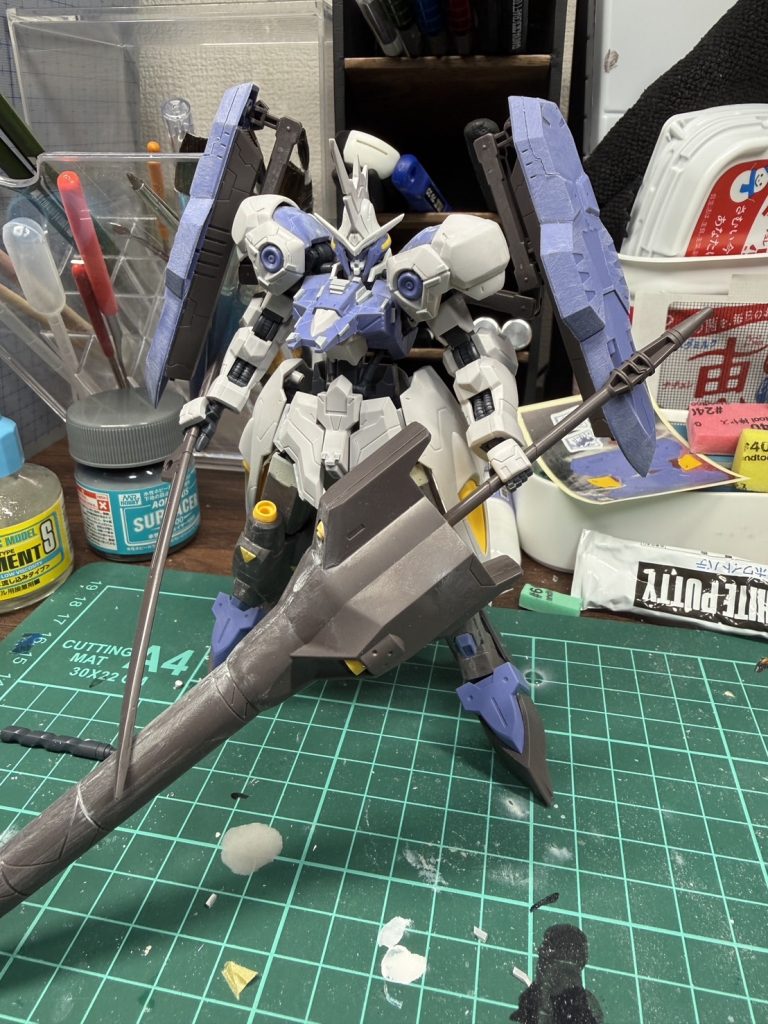 塗装前。脚部は真鍮線、プラ棒、プラ板で4ミリの延長をしています。