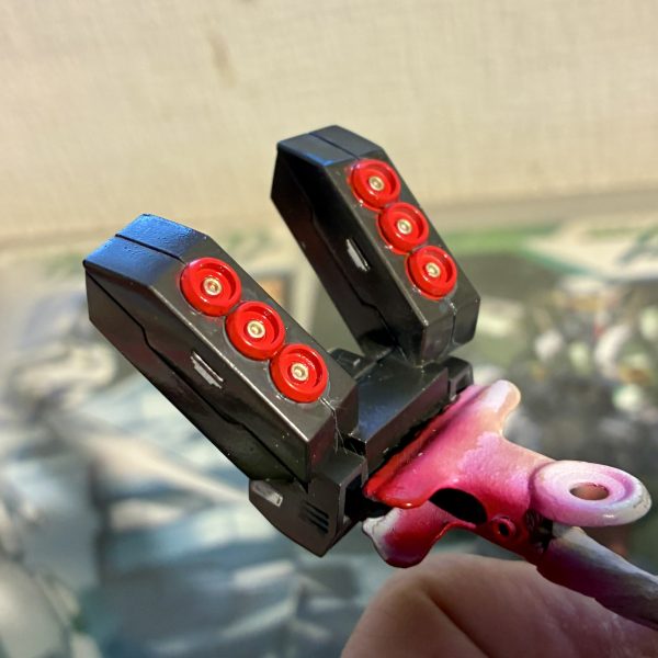 塗装が終わりチェックも済んだので1部組みながらデカール貼りをしました（3枚目）