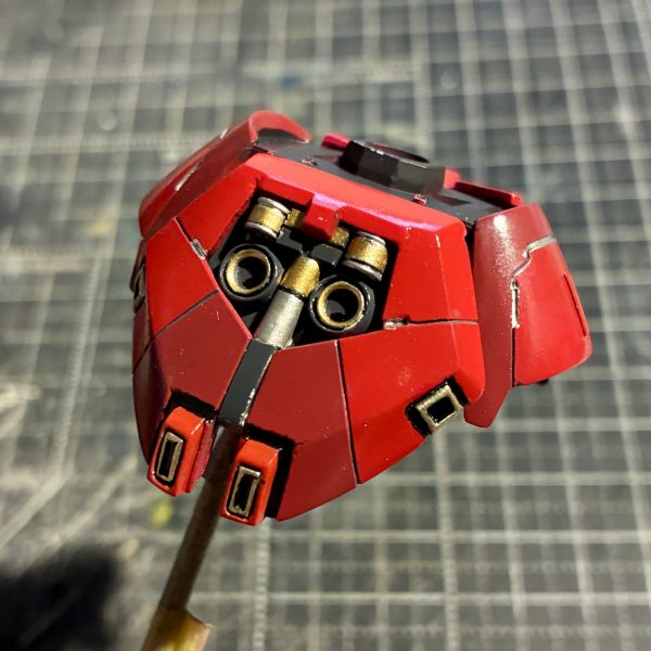 塗装が終わりチェックも済んだので1部組みながらデカール貼りをしました（2枚目）