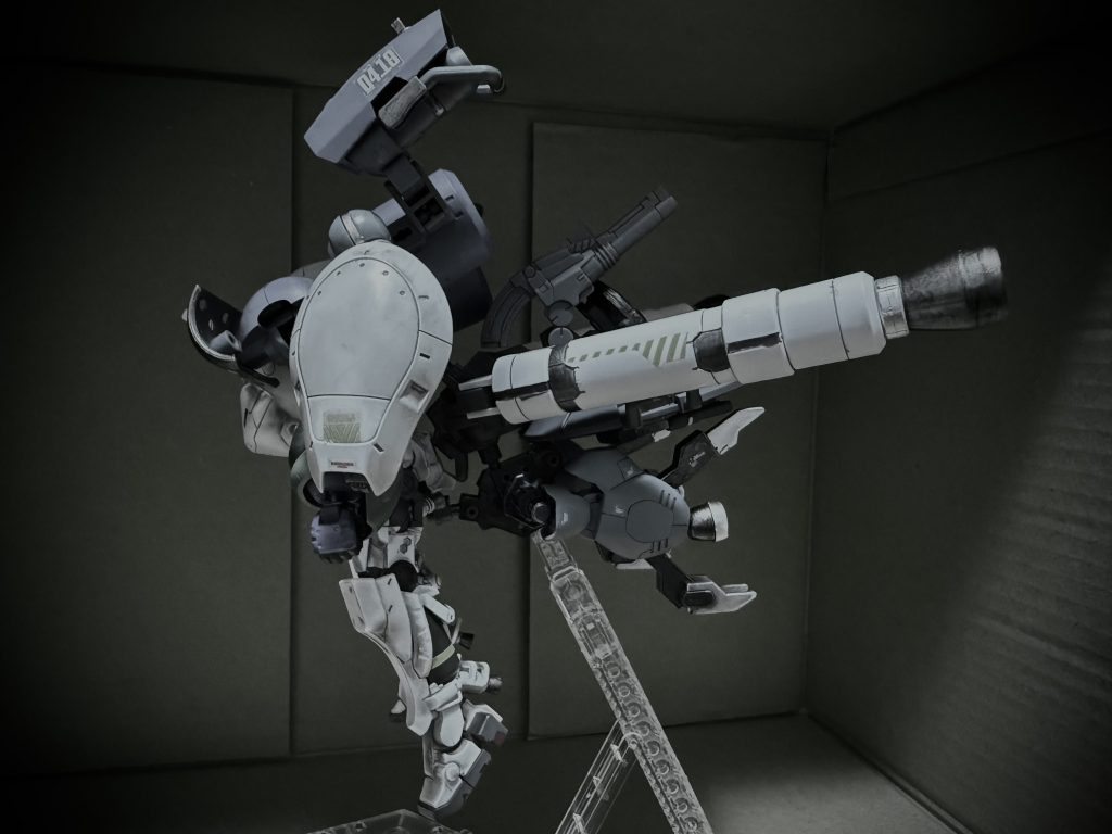 モンキーロディ標準の脚部はスラスターとして機能する以外に、ハンガー内や重力下においてアタッチメントを支える機能も兼ねている。