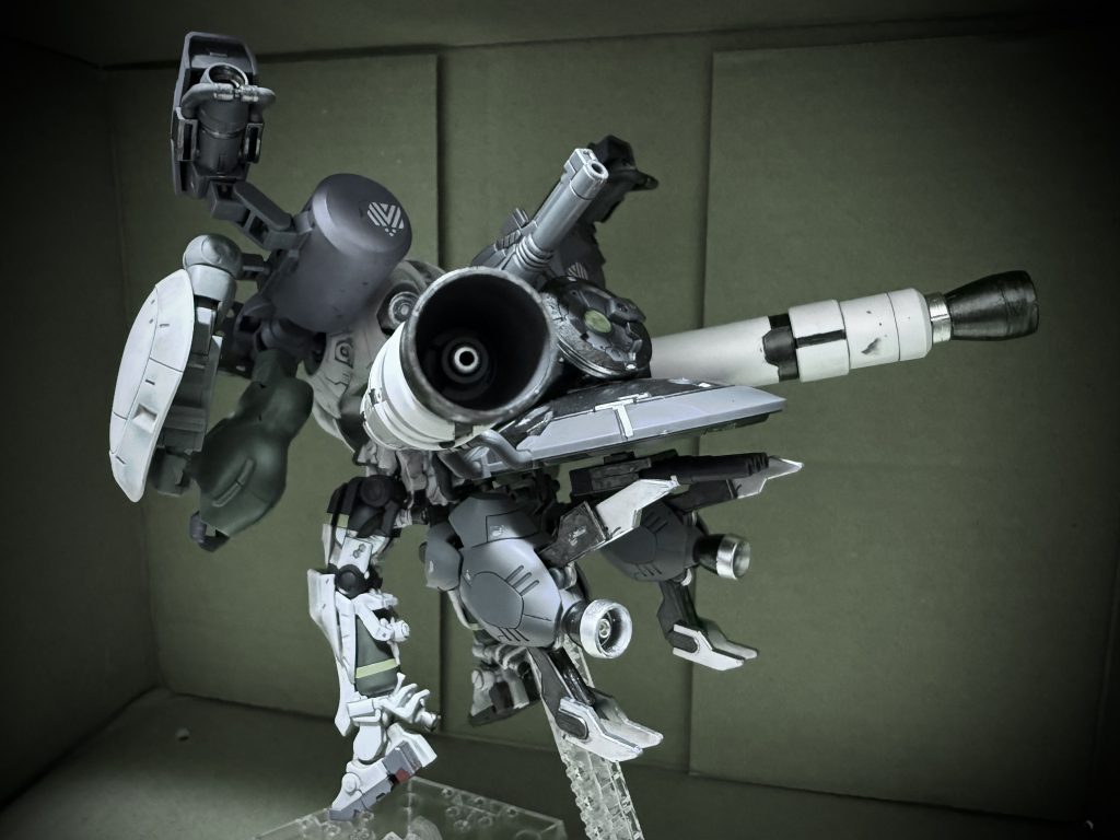 アタッチメントにはプロペラントタンク２本、キャノン砲、索敵レーダー、3連砲を装備。円形のスカートは脱着して大型のシールドにもなる。