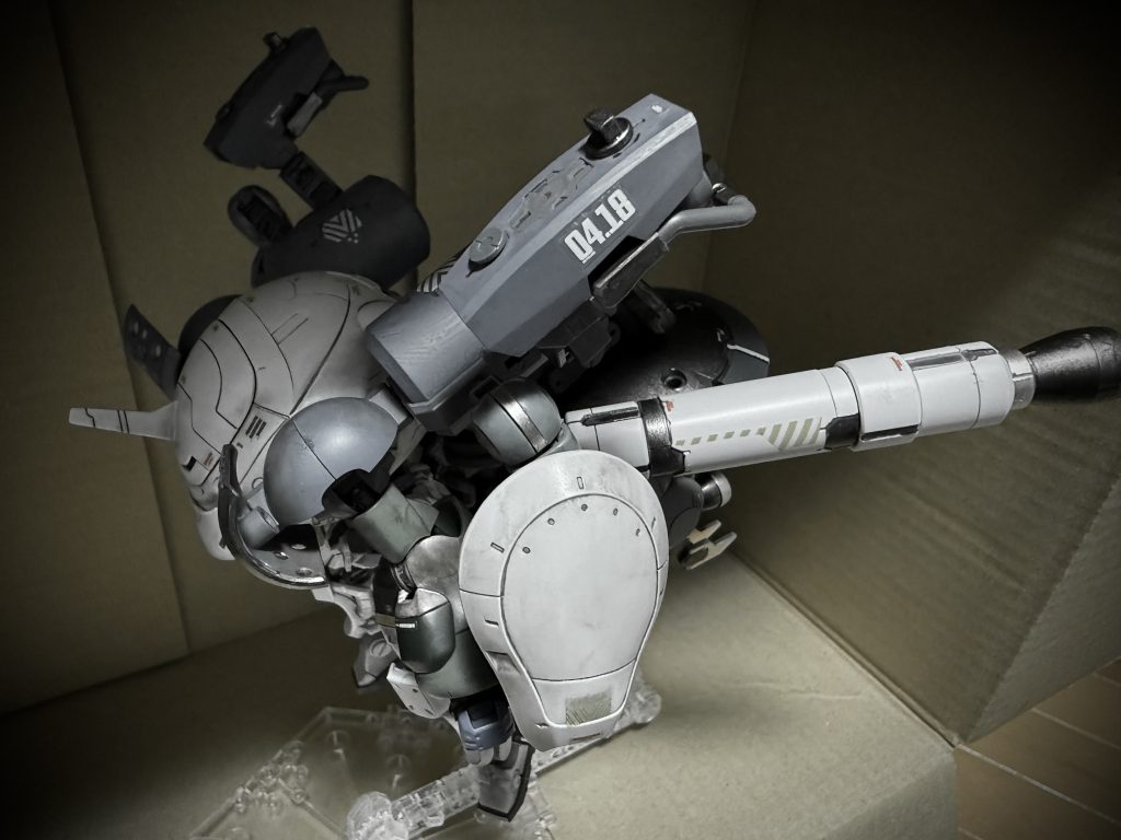 肩と腰にアタッチメントを付けることでかなりの拡張性が期待される。ビーム兵器より実弾兵器を装備することが多い。ビームサーベルも装備できるが接近戦はあまり得意ではない。&nbsp;