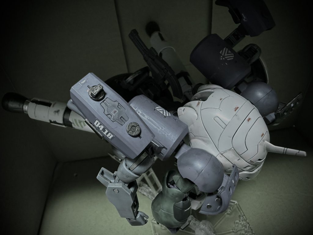 肩のプロペラントタンクには、第二の腕とフレキシブルに稼働するスラスターが装備されている。スラスター上部には更にアタッチメント装備を増やす事も可能。