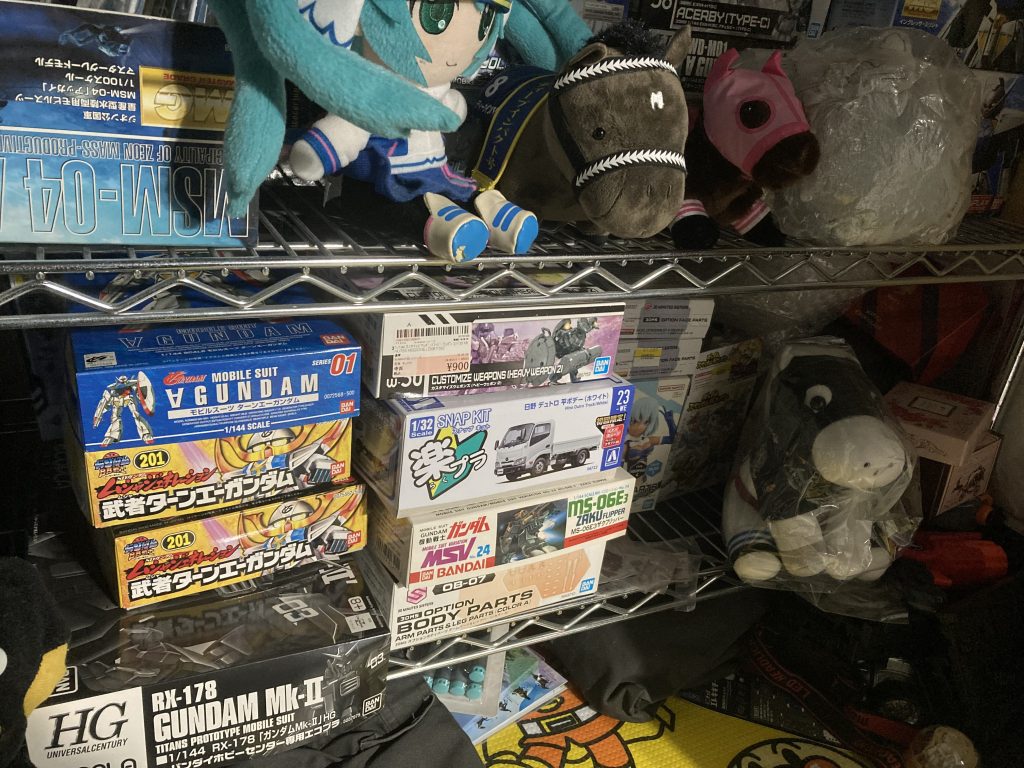 作品名：あくまで(仮)！<p>罪(積み)置き場整理完了しましたが…、一応まだなんかやるかも！って事で(仮)の状態です！。小さい箱は小さい箱系でまとめ置きして、複数あるやつはまとめ置き。ジャンクなランナー達はデカイ箱2個にぶち込みました！</p>
