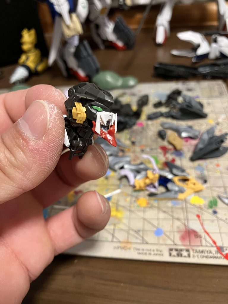 製作工程ルプスの頭部は顎を加工してボールジョイントを接着口を稼働出来るように改造更に口周りにオプションパーツのアンテナを使って牙のようにしました