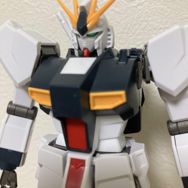 長らく作成を続けてきた逆シャアシリーズも、いよいよラストのνガンダムまでたどり着きました。キットを購入してから早18年…当時は最新の技術と造形(当たり前ですがw)で発売されたHGUC νガンダムですが、いつの間にかRGやらEGやらいろいろと出ていて、しかも後発キットはどんどん小顔のイケメンに…ようやく仮組が終わりましたが…なんだこの『迫りくる顔面』感…とりあえず小顔改修してみました。念願のνガンダム作成なので、楽しみながら自分なりに仕上げていきます。&nbsp;（2枚目）