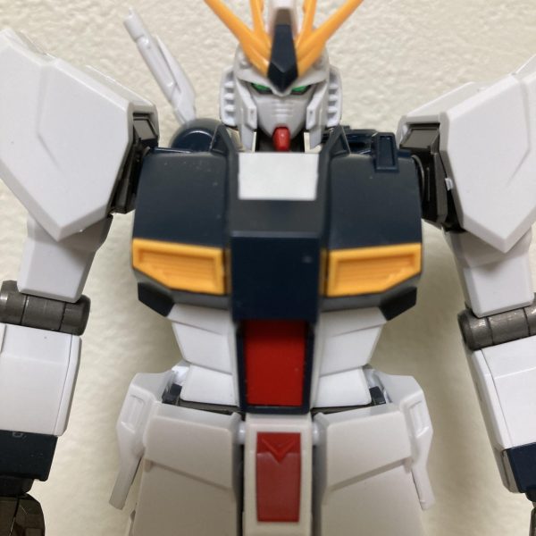 長らく作成を続けてきた逆シャアシリーズも、いよいよラストのνガンダムまでたどり着きました。キットを購入してから早18年…当時は最新の技術と造形(当たり前ですがw)で発売されたHGUC νガンダムですが、いつの間にかRGやらEGやらいろいろと出ていて、しかも後発キットはどんどん小顔のイケメンに…ようやく仮組が終わりましたが…なんだこの『迫りくる顔面』感…とりあえず小顔改修してみました。念願のνガンダム作成なので、楽しみながら自分なりに仕上げていきます。&nbsp;（3枚目）