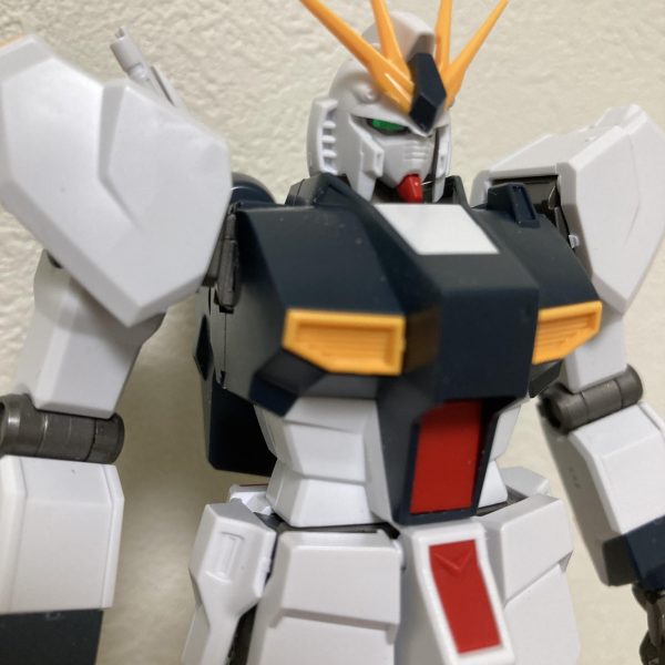 長らく作成を続けてきた逆シャアシリーズも、いよいよラストのνガンダムまでたどり着きました。キットを購入してから早18年…当時は最新の技術と造形(当たり前ですがw)で発売されたHGUC νガンダムですが、いつの間にかRGやらEGやらいろいろと出ていて、しかも後発キットはどんどん小顔のイケメンに…ようやく仮組が終わりましたが…なんだこの『迫りくる顔面』感…とりあえず小顔改修してみました。念願のνガンダム作成なので、楽しみながら自分なりに仕上げていきます。&nbsp;（4枚目）