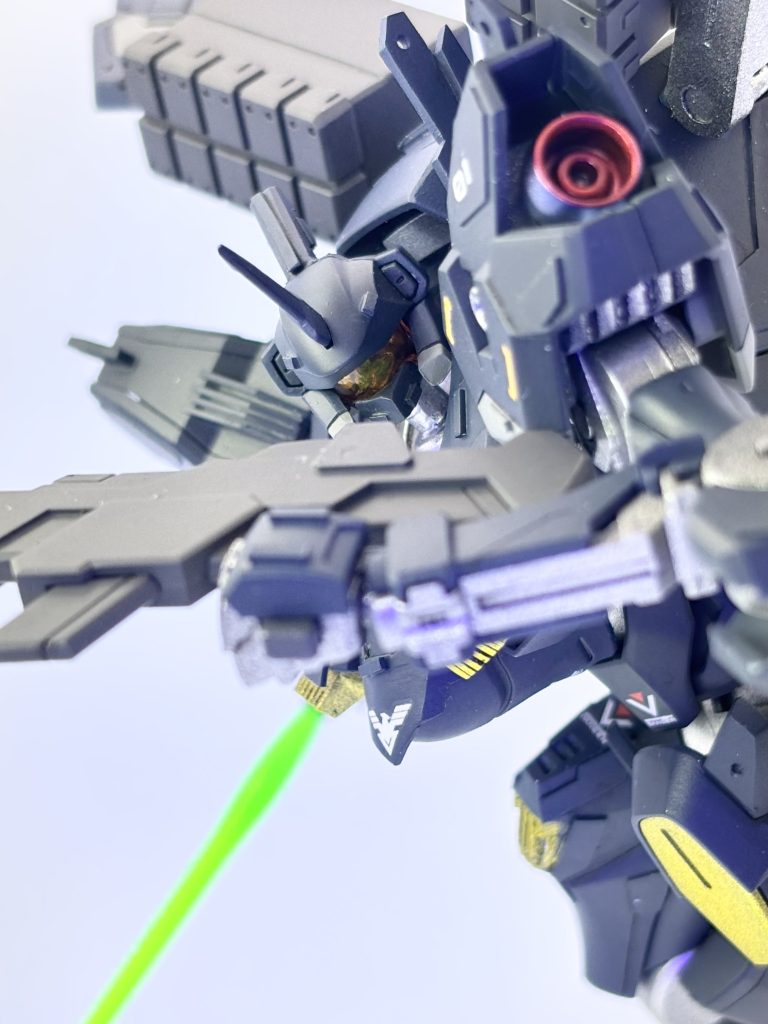 今回はメタリック塗装と蛍光塗料を初めてくらいにはちゃんと使ったので今後の課題ですね〜一応バイザー内部も蛍光塗料が入っていますが光りませんでした(笑)