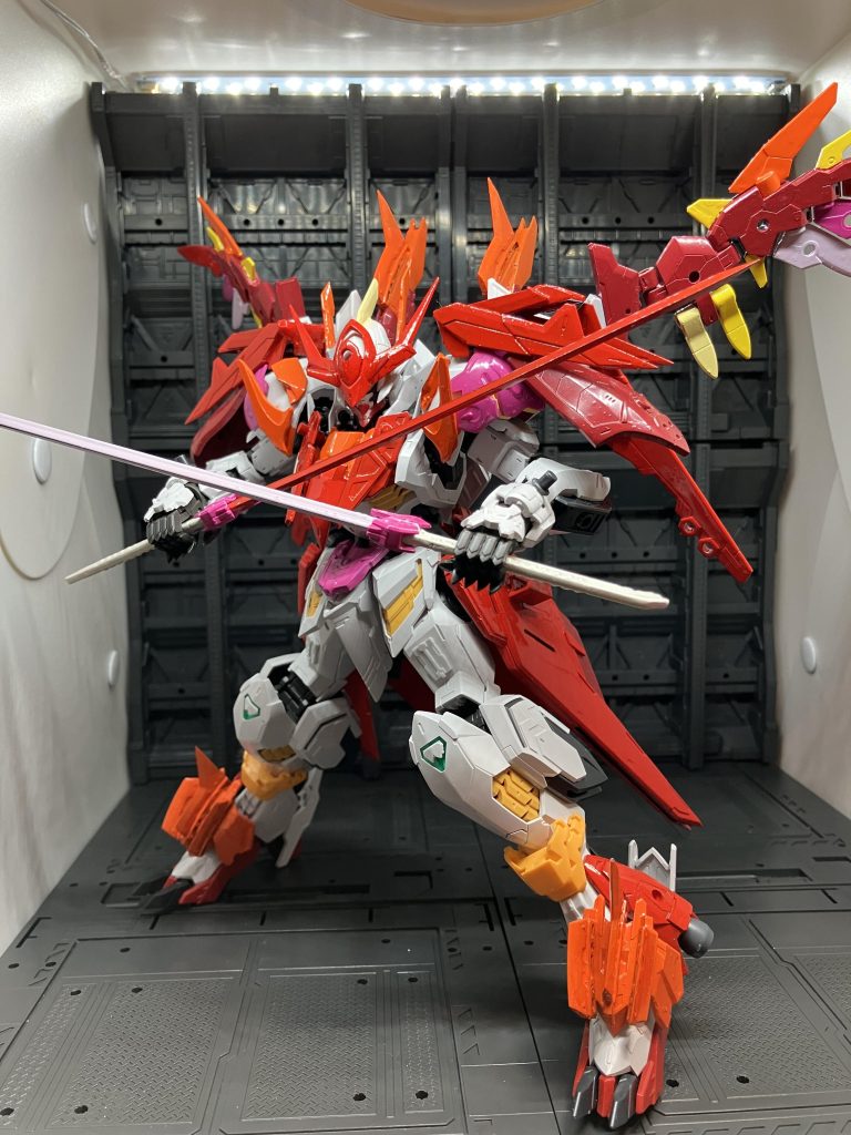 また翼からエネルギー状の刃を発射して多数の敵機体を撃破することが可能