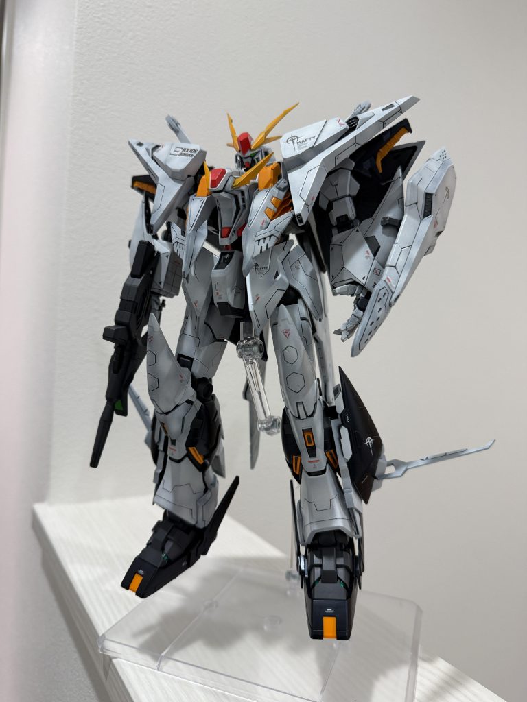 νガンダムの脚部を使用して足をゴツくしつつディテールアップ胴体も延長をしてらバランスを取ってます