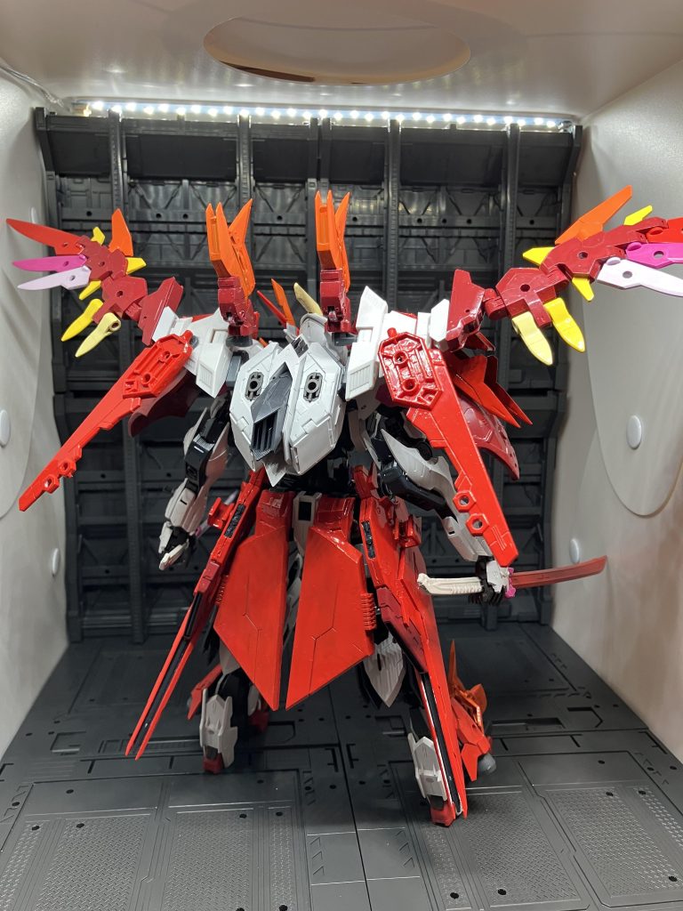 フライトモードバックパックのウィングを展開した飛行形態飛行能力が大幅に上昇し空中戦で高い機動力を発揮する