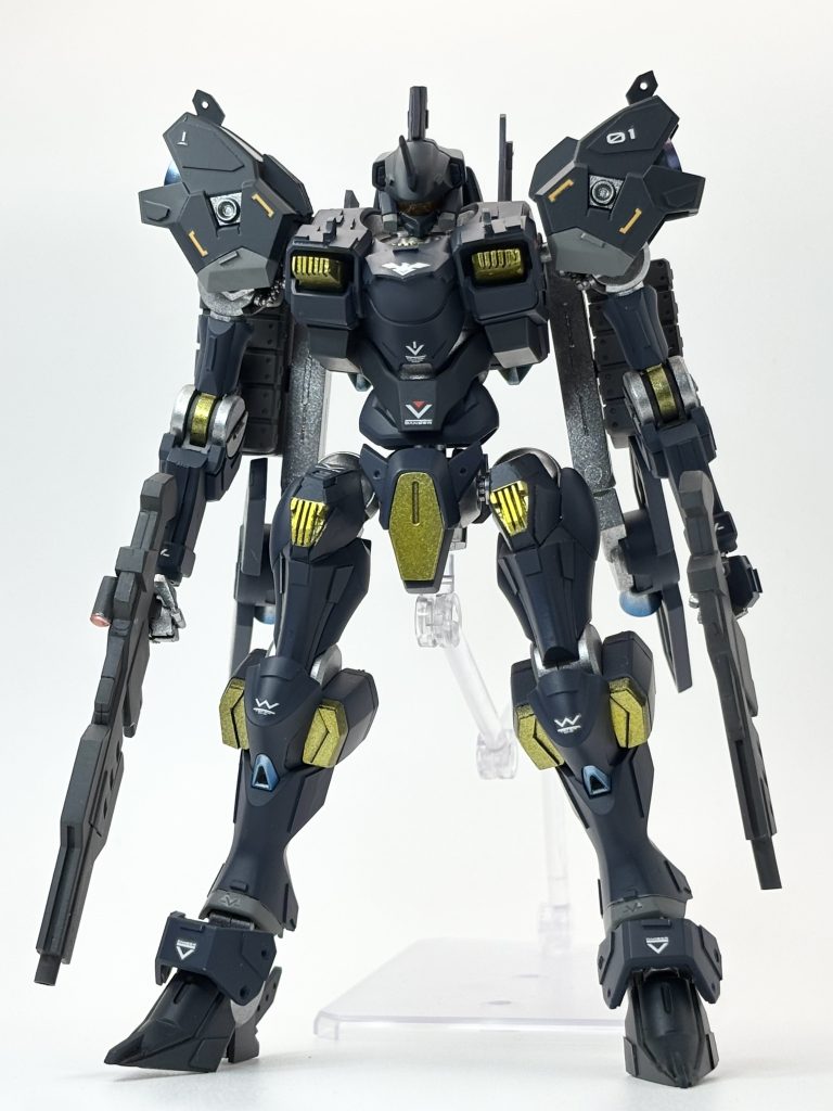 正面は情報量を増やすために排気口みたいな椎茸をつけていい感じにあとは情報量が少ないところにデカールを貼りました基本水星の魔女のペイル社のデカールです番号を621かⅣにしようとも考えましたが、この機体のコンセプトとして傭兵のためにカスタムされたザウォートの一つということで、01になってます