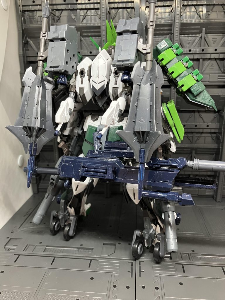 バルバトスロビンフッド改全身に重火器を装備し巨大なライフルを装備してある過去の機体と同じく様々な戦闘に対応することが可能であらゆる作戦を遂行することができる