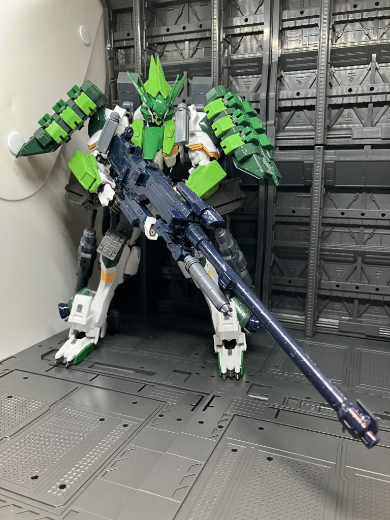 大型スナイパーライフル長距離射撃を想定して作られた大型ライフル弾薬を装填することで様々な弾丸を撃つことが可能でライフルにはパイルバンカー型の巨大弾丸が搭載されている