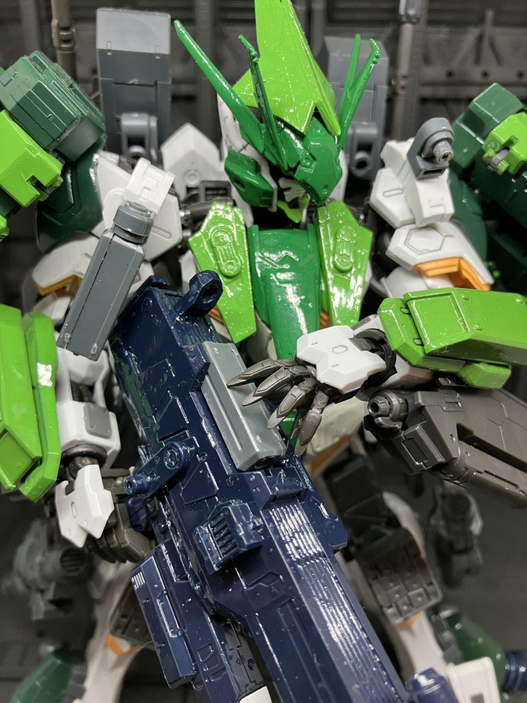 両肩に装備されてる弾薬を装填し状況に応じた戦闘を行う