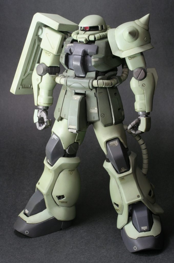 OVA GUNDAM 0083当時、F2ザクはキット化からもれました。というわけで待ちに待ったあとでのＭＧ化でした。がしかし、強めのバンダイアレンジ、賛否両論。個人的には、大河原、安彦デザイン画にガキの頃衝撃を受け、更に数年後、初代ＨＧガンダム説明書、0083設定画でのカトキイラストに衝撃を受けた身としてはどうにもこうにもでした。