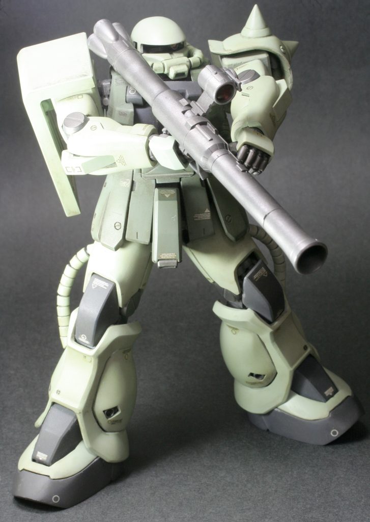 画像のほうは、古い完成品だけあってヘルメットが浮いてしまい、元に戻せない上に割れています。指もポロポロ、ポロポロ取れました。