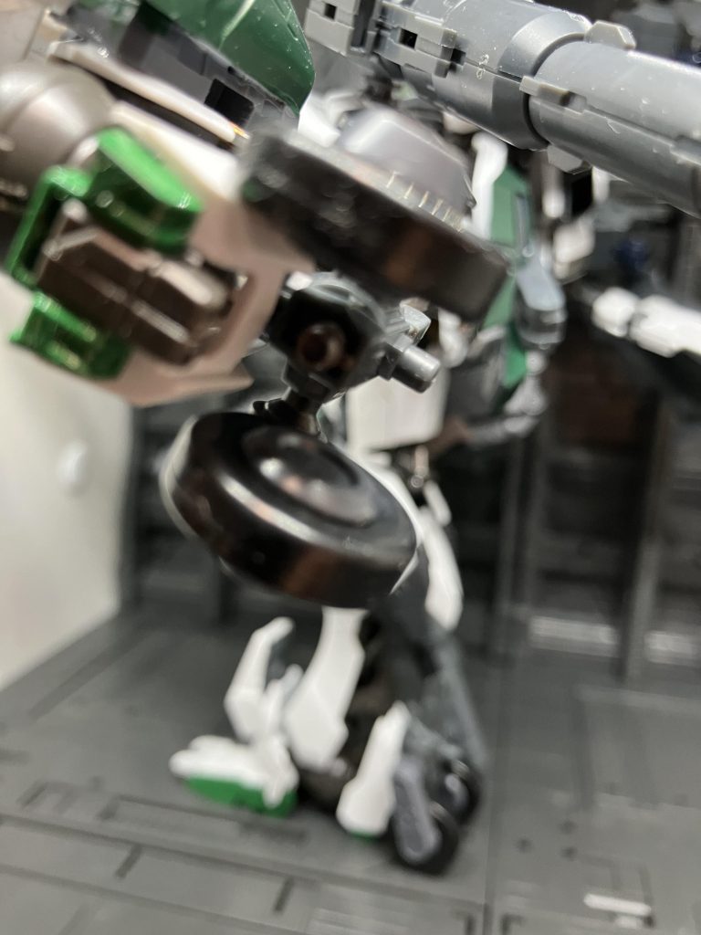 脚部にはホイールが装備されており機動力を駆使した戦闘も可能更に踵には小型ピストルが搭載されているまたロビンフッドの装甲を解除することで機動力が大幅に上昇することが可能