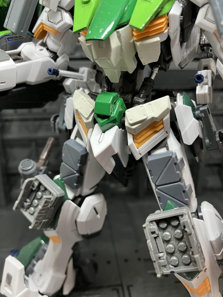 バックパックにも小型マシンガンが搭載されており敵機体のコックピットに集中攻撃することができる