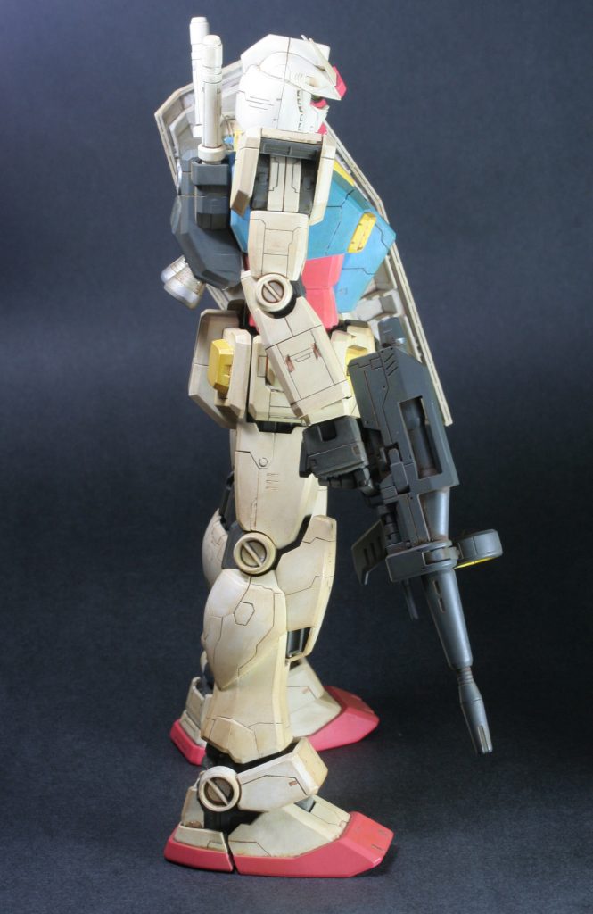 塗装はビームライフル、トップコート以外は筆塗です。といっても厚塗りした後で、筆むらを消すために研ぎ出ししています。正面、側面下部で色分けしてあります。