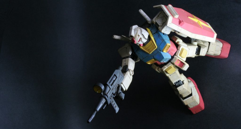 初代PGから続いたこの角ばったガンダムが好きで、PG組んでた時は、結構楽しかった記憶があります。画像は、ver.2.0では出来なかった、めぐりあい宇宙冒頭での、「あの白いヤツだ、・・・」のシーンです。結構首が反ります。これも左足重心でカメラアングル変えただけです。この後、老眼が進行してプラモを中断することとなります。（下の画像がpc上で実物に近い色合いです。実際はもうヒトコエ彩度があります。スマホだとほぼ同じか、彩度が高いです）