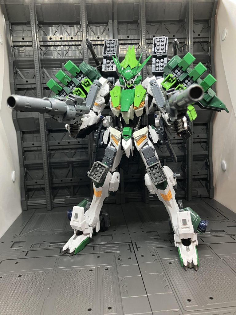 脚部に搭載されたミサイルポッドなどあらゆる場所に武器が搭載されており多数の敵機体を相手に攻撃を繰り出す無数のミサイルが降り注ぎ拠点を制圧することができる