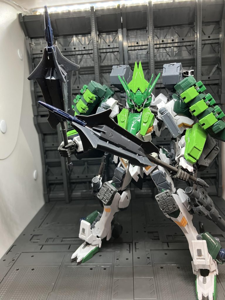 小型ミサイル搭載型ツインメイス近接戦闘をする際に使用する装備で先端にミサイルが装備されている