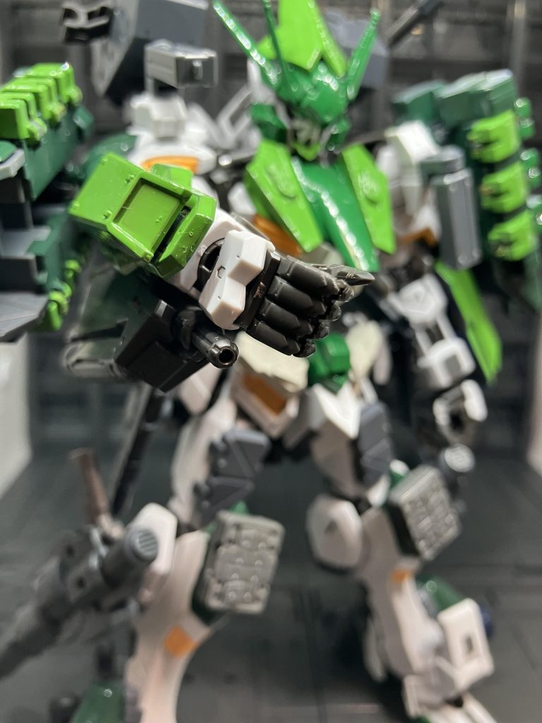 腕部にもマシンガンが搭載されており近距離でその威力を発揮する