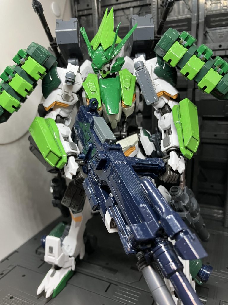 以上バルバトスロビンフッド改でした過去作とは違って重武装型に変わり全身に重火器や武器を搭載した機体にすることで全く異なる雰囲気の機体になりましたまた過去作ではアシンメトリーだったのをシンメトリーにしており頭部はロビンフッドを象徴とさせる帽子を意識したアンテナに改造しております