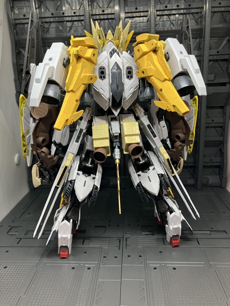 バルバトスレグル轟(ファイタースタイル)白兵戦、近接戦闘を想定した装備をしており両腕のガントレットを駆使して戦闘を行う