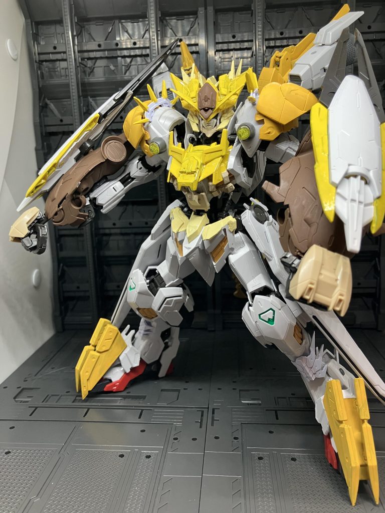 バックパックのブースターが展開して機動力を上昇させて強烈なパンチ攻撃を繰り出す!