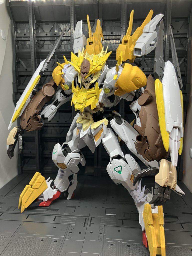 ワイルドスタイルでは拳を使った戦法だけでなく爪を駆使した斬撃攻撃を繰り出す