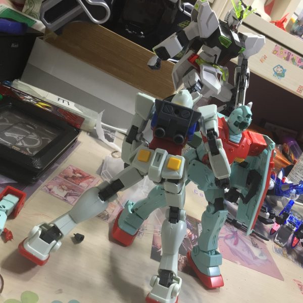 ジムをはんだで改造しています！