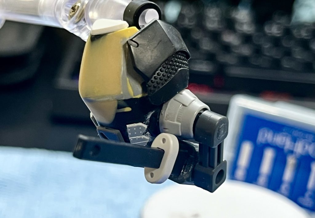 即席で作ったGNビームサーベルを取り付ける鞘的な部分。武装をどうするかかなり悩んでいたので、最終的にGNビームサーベルのみのシンプルな方が良くね?となったので急遽増設しています。