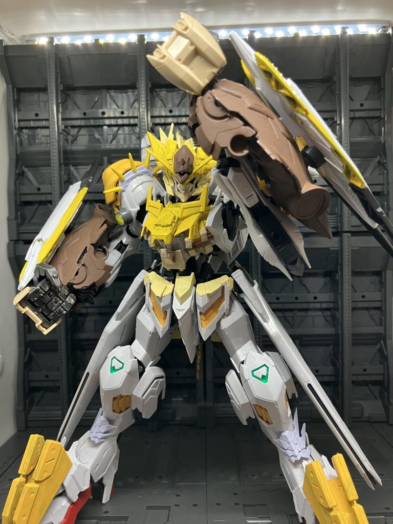 圧倒的なパワーと機動力を駆使してスピーディーでパワフルな戦闘を行うその威力は敵機体を一撃で粉砕することができる