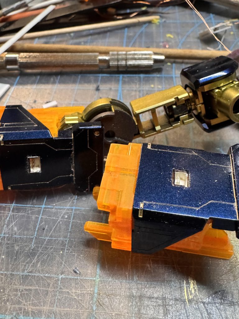 武装もコネクタ接続で発光出来ますが重くて保持が厳しい💦