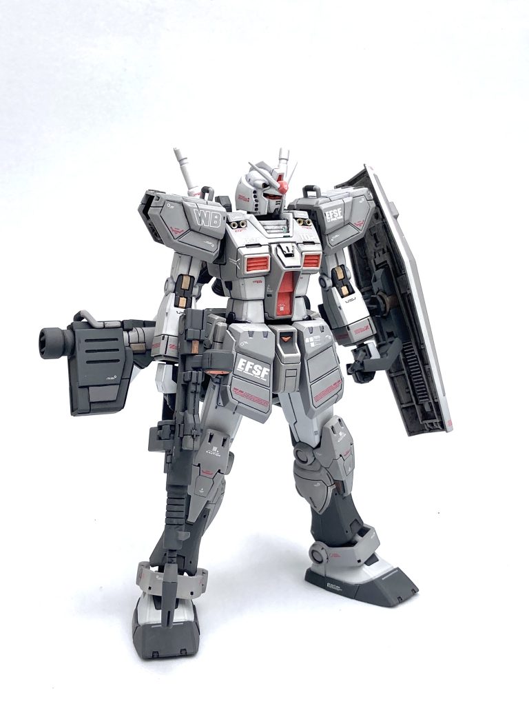 グラスフェザー装備そのままだとソーラーパネルのディテールがうるさかったので、全てパテで埋めました。グラスフェザーの翼は好みが分かれるところですが、追加装甲そのものはかなりかっこいいシルエットです。