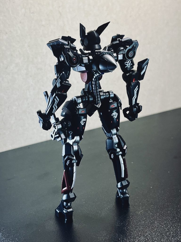 背面のGNドライブから伸びる背骨風の動力パイプはスサノオのケーブルに3Dプリンターで作ったパーツを通して制作しています。今回可変機構をオミットした理由の一つはこの背骨を取り付けることでした。また、肩にGN粒子を供給する仕組みについては背面のパーツから両肩に流れるようにすることでバランス良く供給できるような構造にしたという設定です。