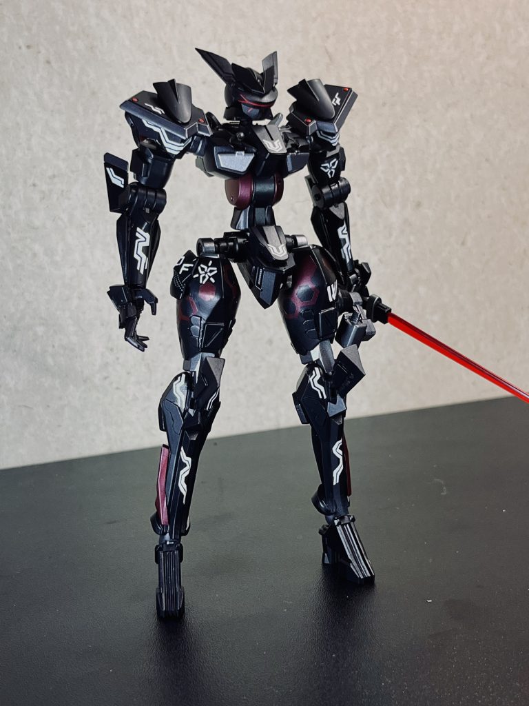 3Dプリンターで作成した部分は頭部バイザー、胸部装甲、上腕(一部前腕)、膝下(関節を除く)など機体の半分以上を0からモデリングして作っています。元々の改造方針としてGNフラッグを「細マッチョに改造する」のが目標だったので、かなり悩みながら制作しました。