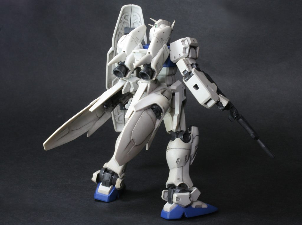 塗装の方は、ある程度の厚塗りを心がけました。がしかし、グレー部分は行き過ぎた感があるので、反省点です。また、関節に近い白部分はスミ入れするなり、グレー塗るなりした方が良かったと今になって気づきました。