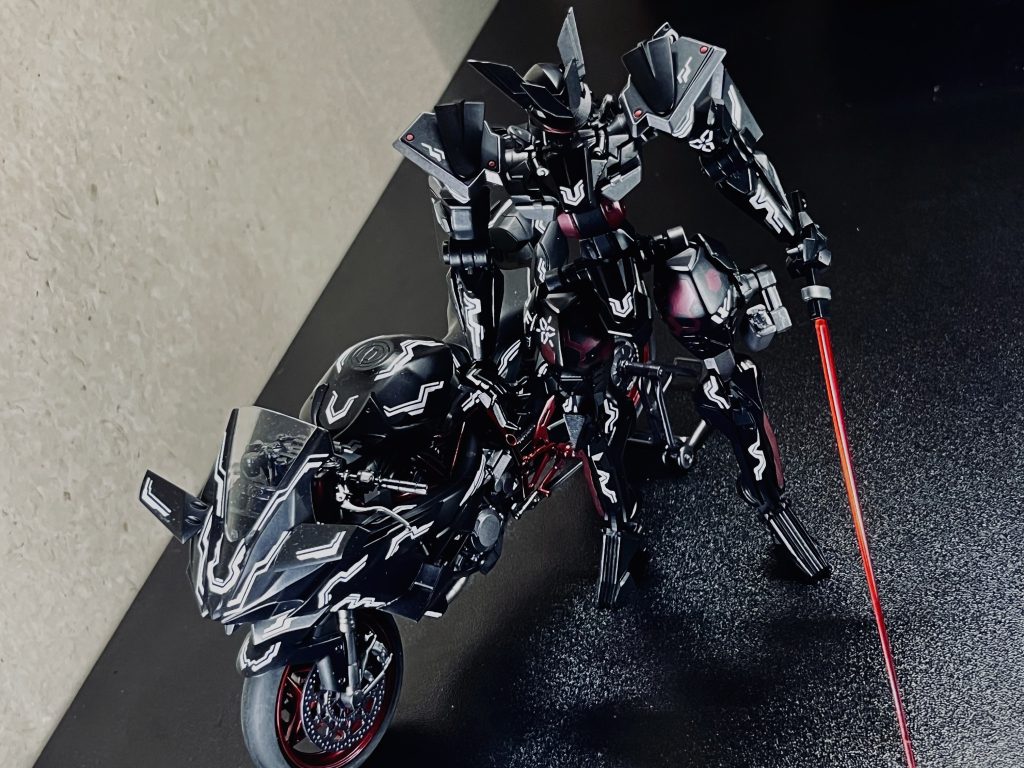 以前この機体用のサポートメカとして作ったNINJA H2Rと並べるとこんな感じ。やっぱりカラーリングやデカールを統一することで実際には異なるサイズ・世界観でも”そういうもの”というなんとなく説得力のある感じになるような気がします(あくまでも個人の意見です)。