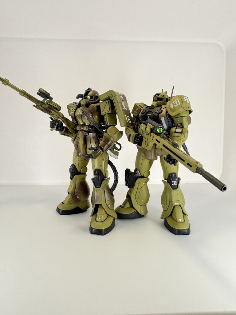 こちらもHGUCリバイブザクを改造して作った、ザク1スナイパータイプとザク2狙撃仕様です。この頃は後述するザクデザートタイプを作成していたので、僚機にしようと砂漠系の塗装にチャレンジしていたころです。とくに狙撃仕様ですはエアブラシで迷彩塗装(見えにくいです)をしています。