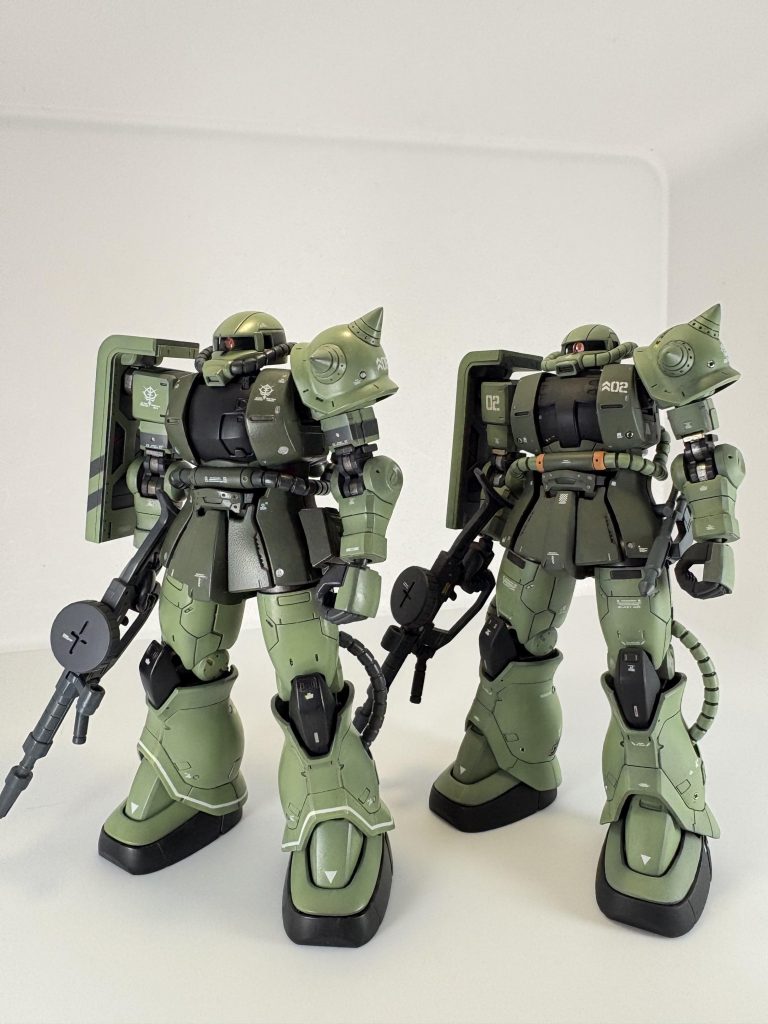 HGのオリジンザクです。これもとても良いキットですよね、ディテールが細かく、あまりやることがないのが特徴かと。→のザクは頭をF2に換装しています。かなり印象が変わりますね。