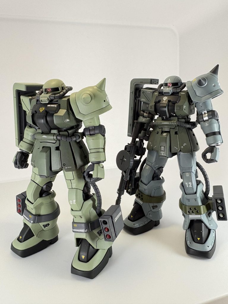 傑作キットF2ザクです。←は初めてスジボリをした作品です。まだ0.2mmのタガネしか持っていなかったのと、経験不足からあまりディテールは入れていません。→はヨーロッパ戦線仕様です。この頃には多少の上達が見られますが、まだ膝の改修には手を出していません。本キットは形状から脚を真っ直ぐにしていても曲がって見えるので、微妙に立ち姿が決まらないんですよね。