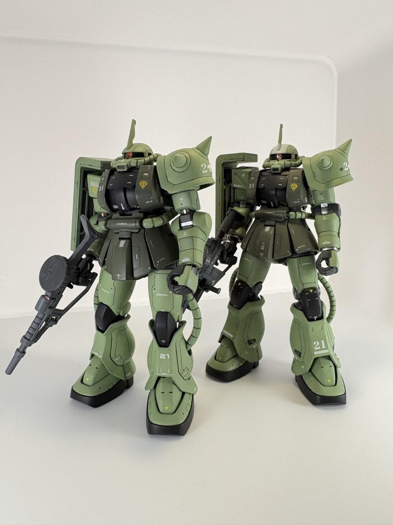 こちらはザクF2への道のりを妄想して作品で、←は高機動型ザクの胴体にリバイブザクの手脚とF2のバックパックとスパイクをミキシングし、→のは高機動型ザクの胴体にF2の手脚と、FGのバックパックをミキシングしてます。今も続けているZTT(ZEONIC TEST TEAM)シリーズです。